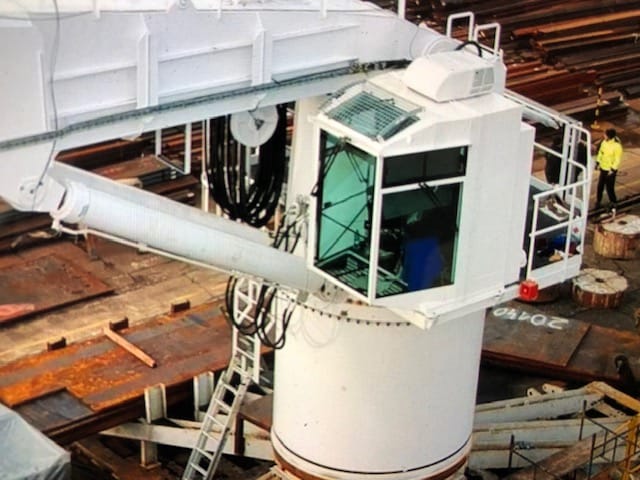 Telescopic offshore crane