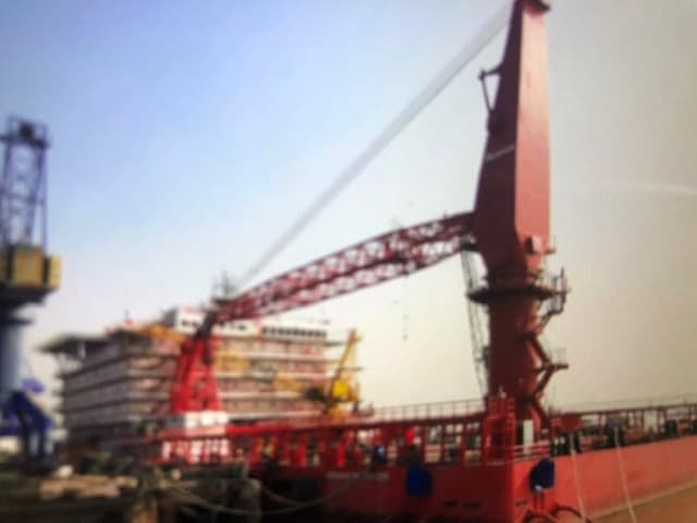 Pic accomodation barge crane