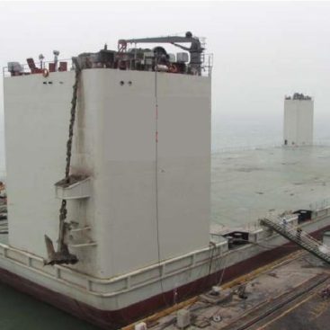 Semi-submersible barge